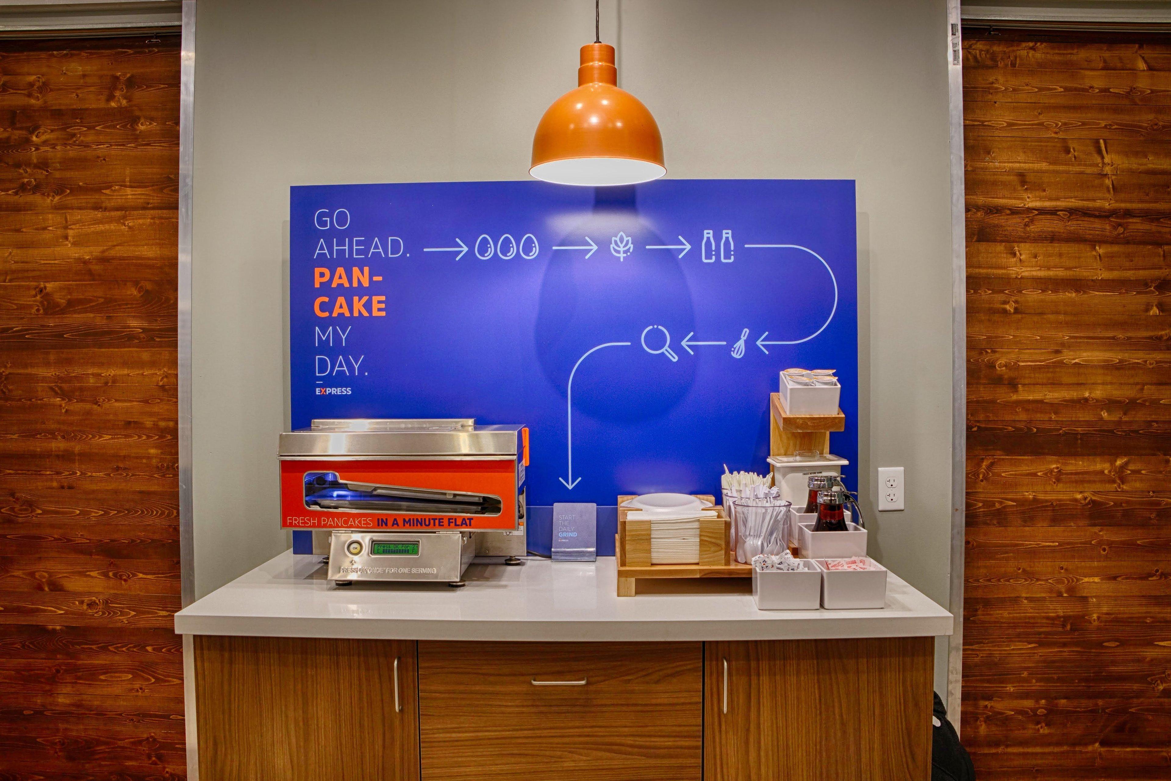 Holiday Inn Express Hanover By Ihg Bagian luar foto