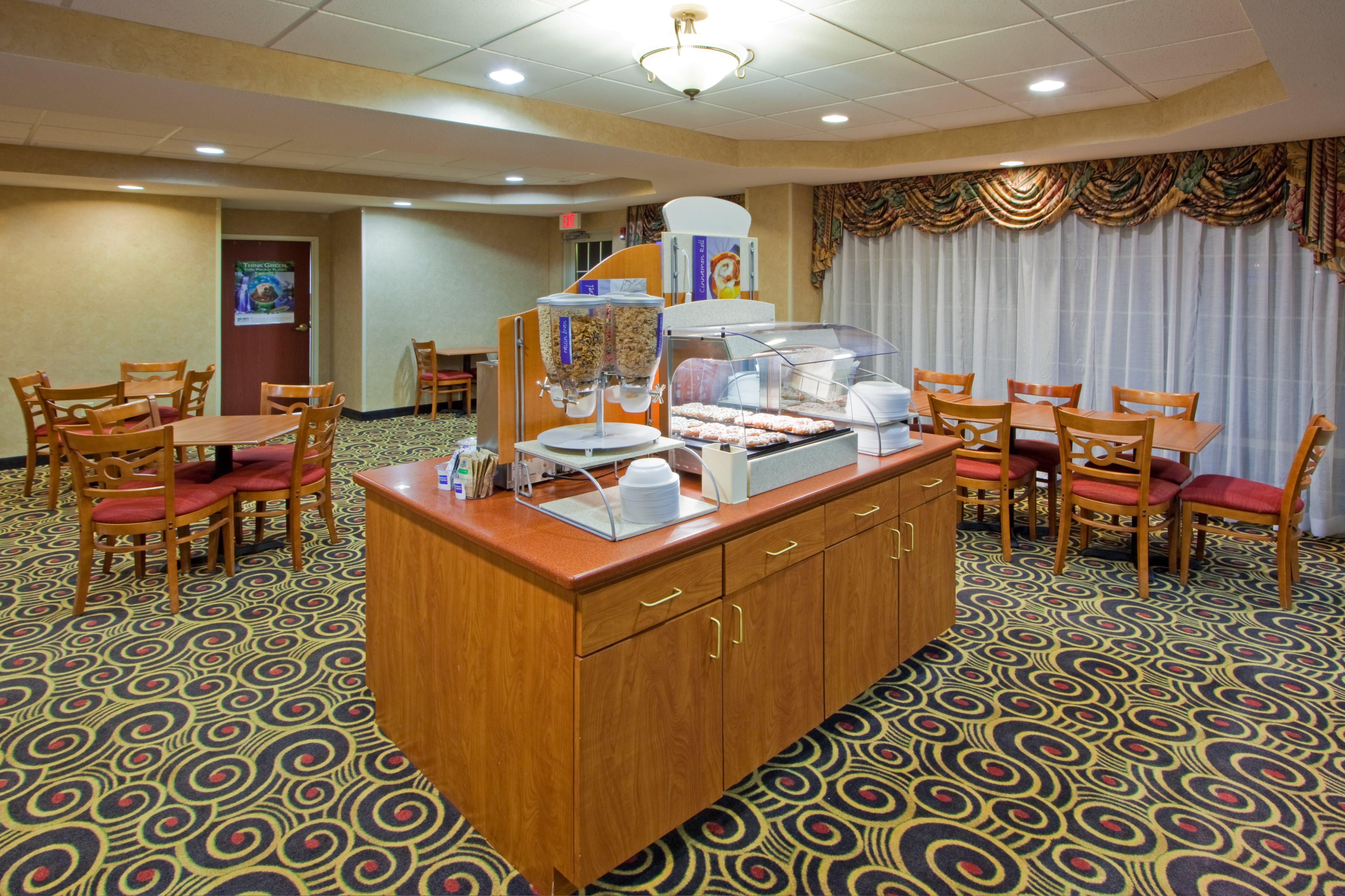 Holiday Inn Express Hanover By Ihg Bagian luar foto